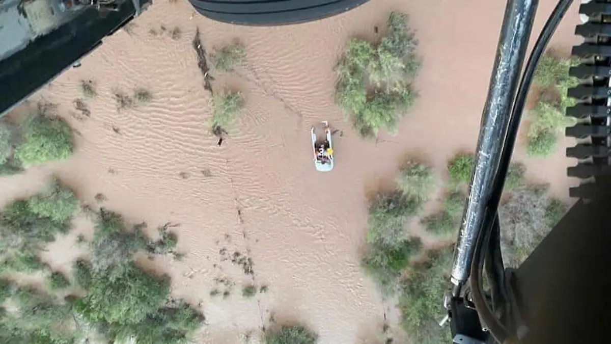 Rescatan a familia atrapada en camioneta por inundaciones